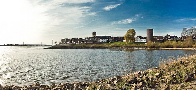 Blick vom Rhein auf Rees